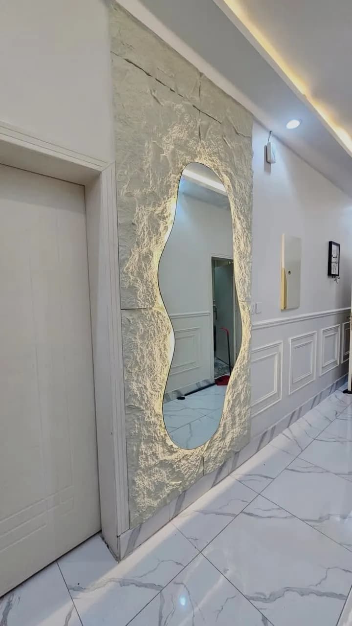 مدخل بتكسية حجر ومرآة مضاءة