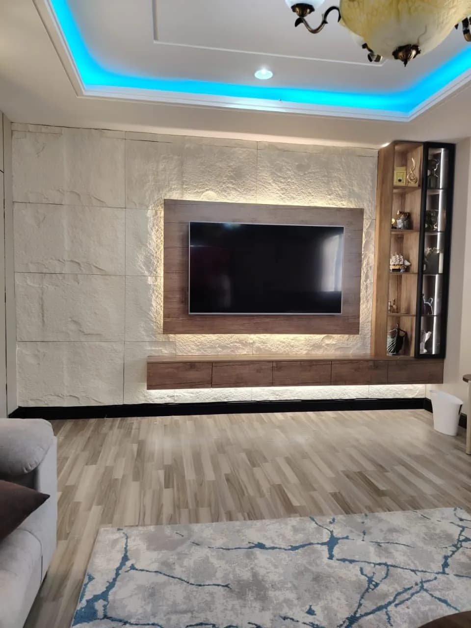 مجلس بجدار حجر ثلاثي الأبعاد وسقف مضاء